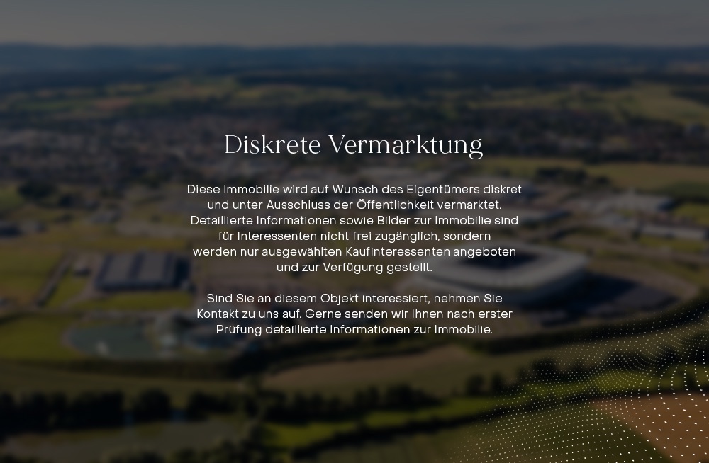 Unscharfes Bild einer Landschaft mit Text zur diskreten Vermarktung einer Immobilie.