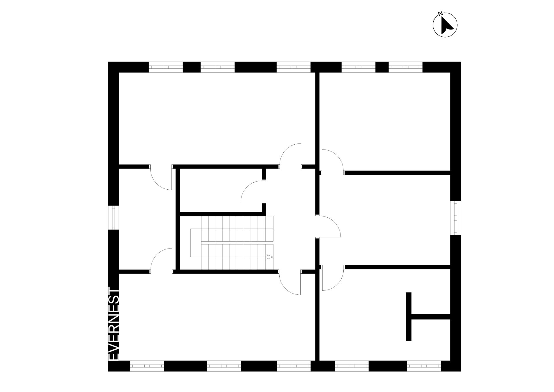 Schwarz-weißer Grundriss eines Wohnhauses mit mehreren Zimmern und Treppenhaus in der Mitte.