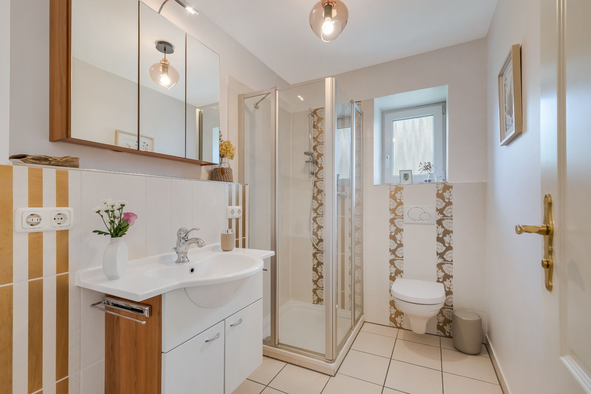 Modernes Badezimmer mit Dusche, Waschbecken, Spiegel, WC und kleinem Fenster.