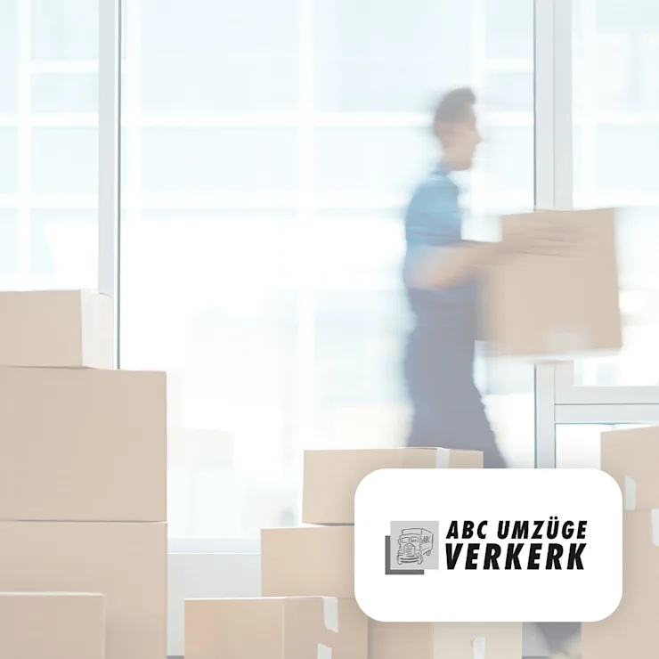 Mehrere Umzugskartons und eine Person mit Karton in einem hellen Raum.