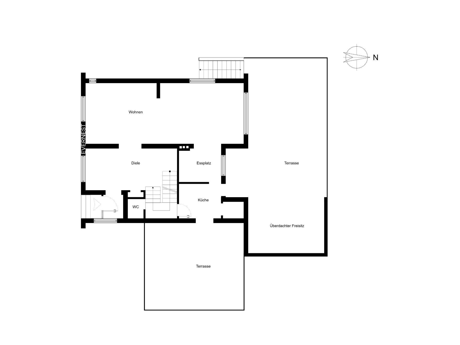 Grundriss eines Wohnhauses mit Wohnbereich, Küche, Essplatz, WC und mehreren Terrassen.