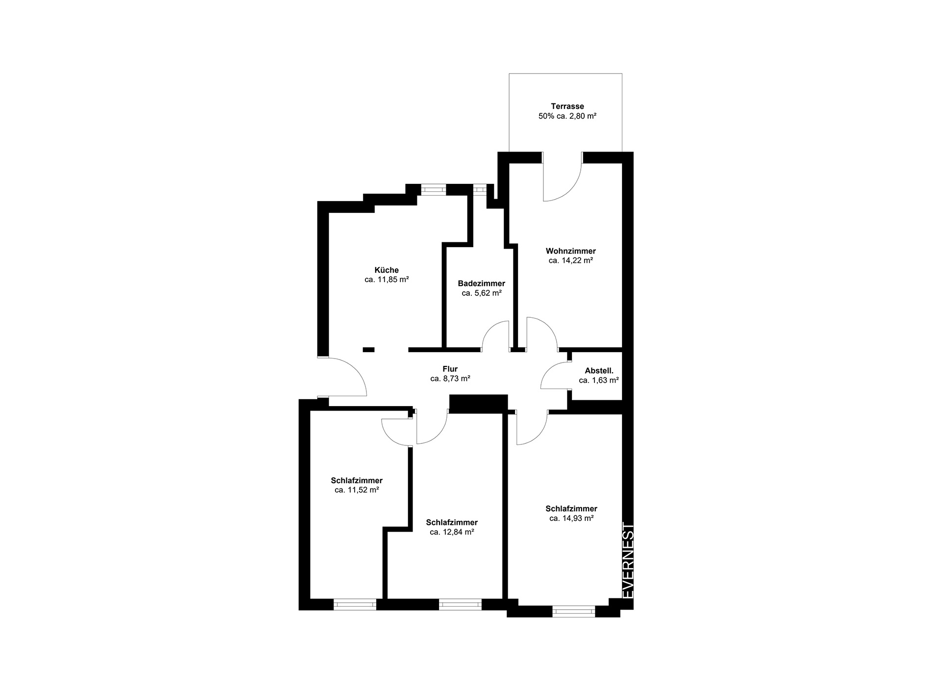 Grundriss einer Wohnung mit drei Schlafzimmern, Wohnzimmer, Küche, Bad, Flur, Abstellraum und Terrasse.