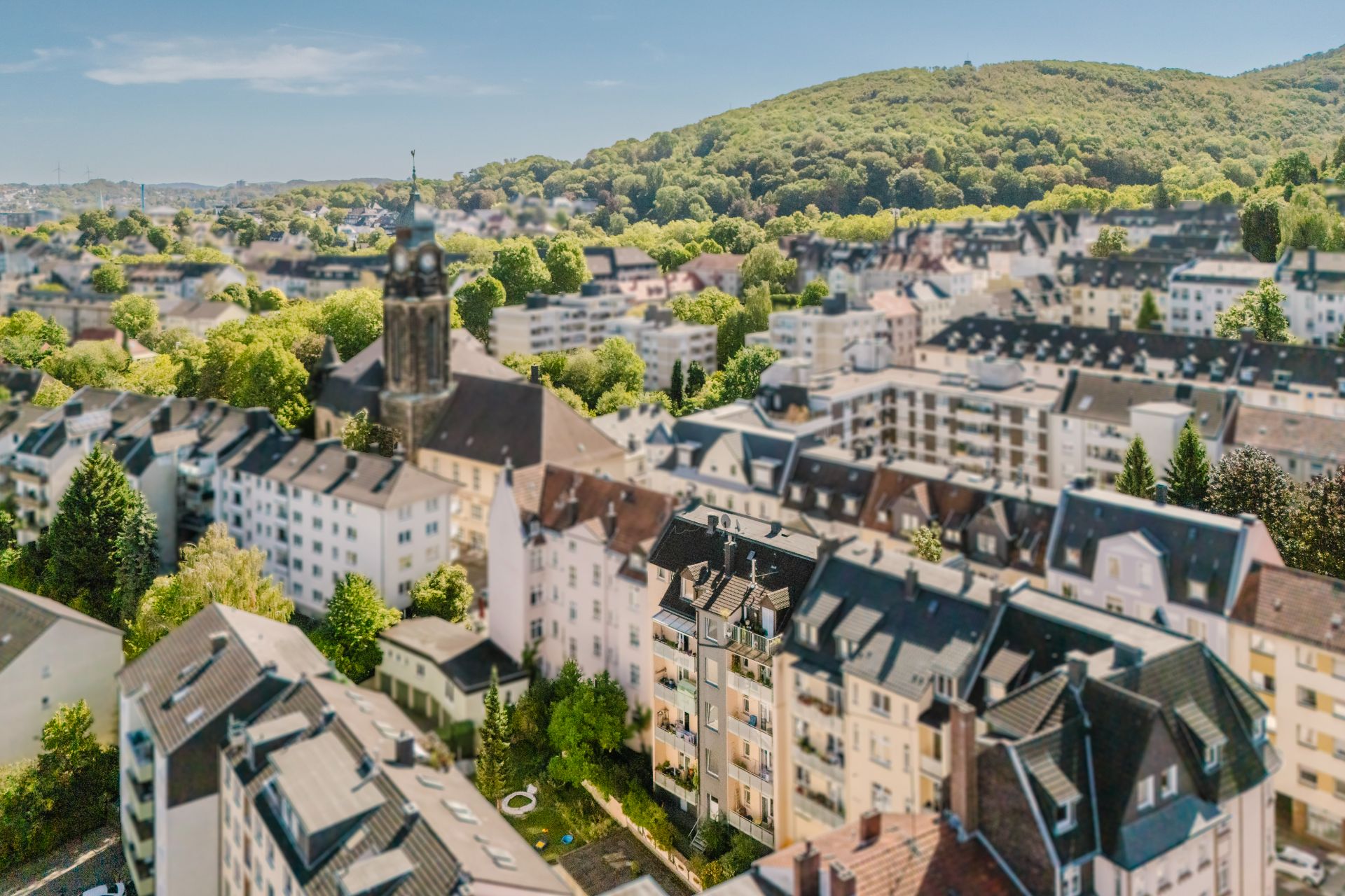 Blick auf ein Wohnviertel mit vielen Mehrfamilienhäusern und grüner Umgebung.