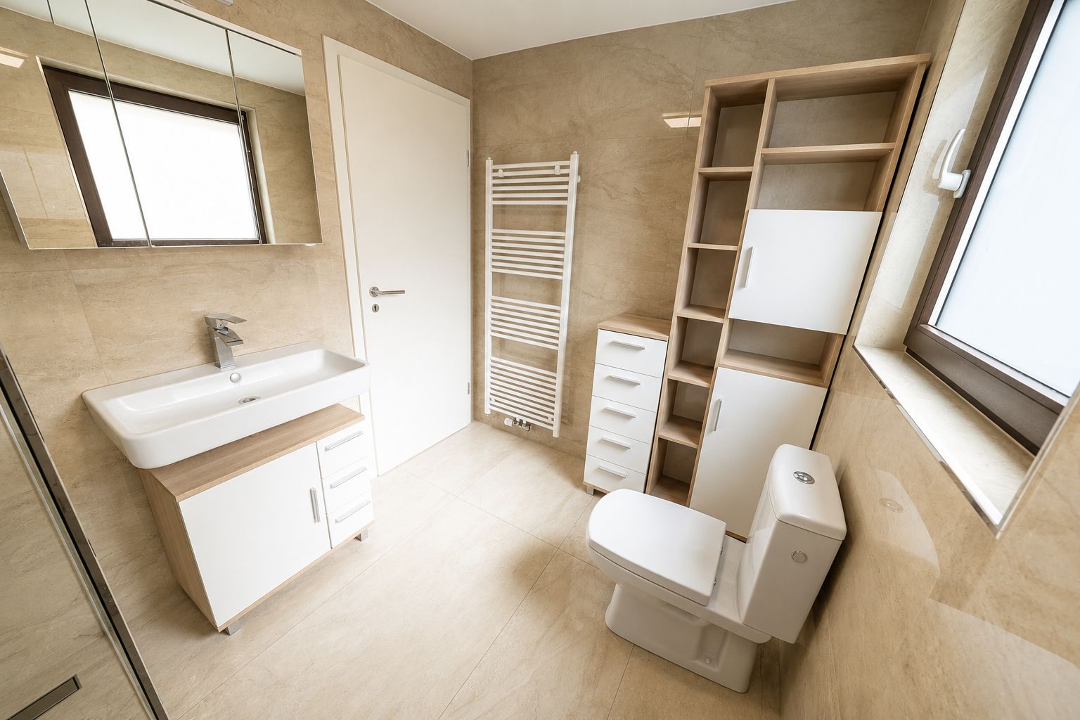 Helles Badezimmer mit Waschbecken, Spiegel, WC, Heizkörper und Regalen.