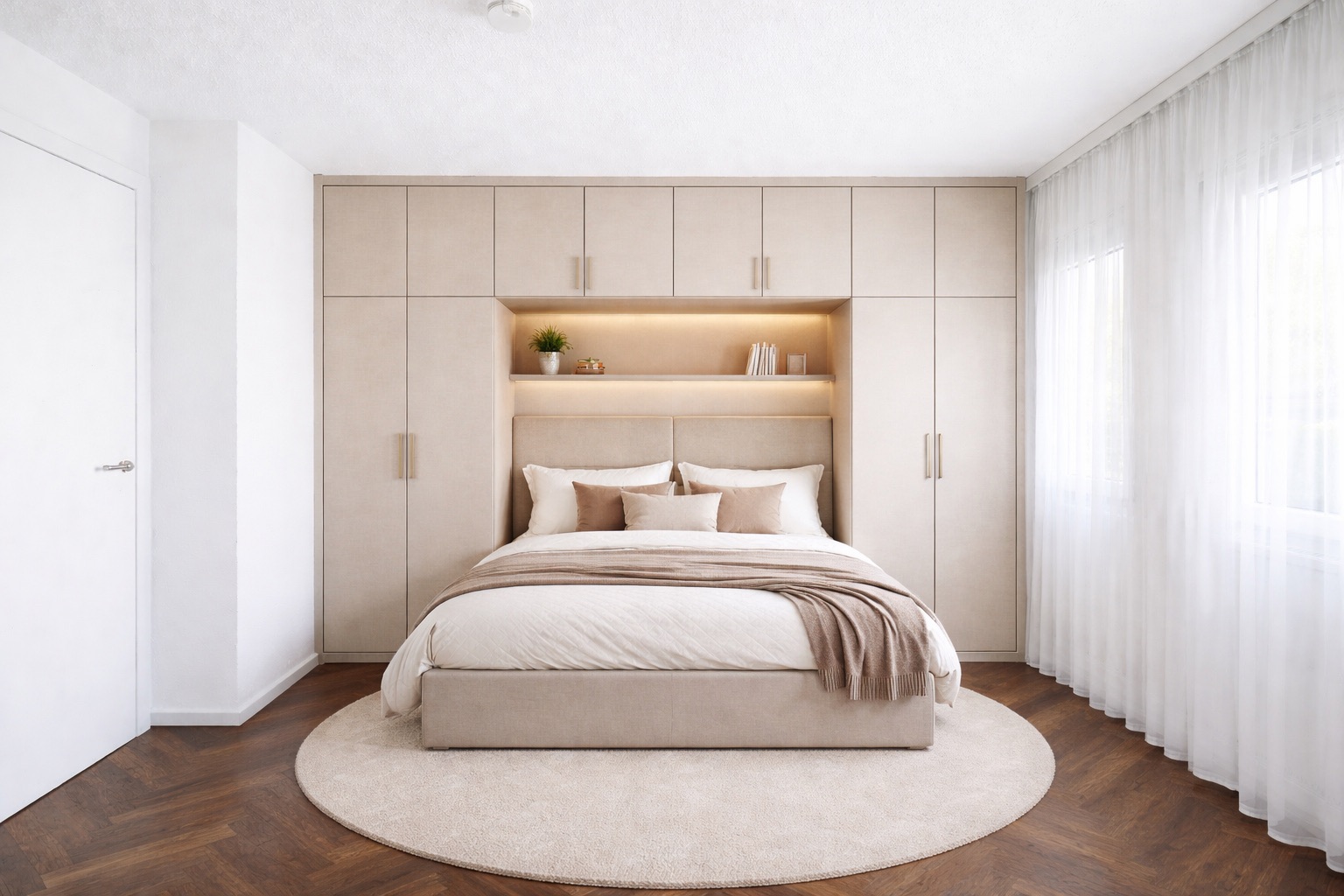 Modernes Schlafzimmer mit Bett, Einbauschränken und großen Fenstern mit weißen Vorhängen.