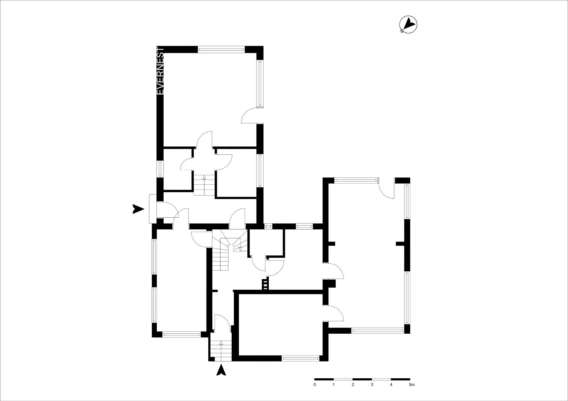 Schwarz-weißer Grundriss mit mehreren Zimmern und Türen, Treppen und Maßstab unten rechts.