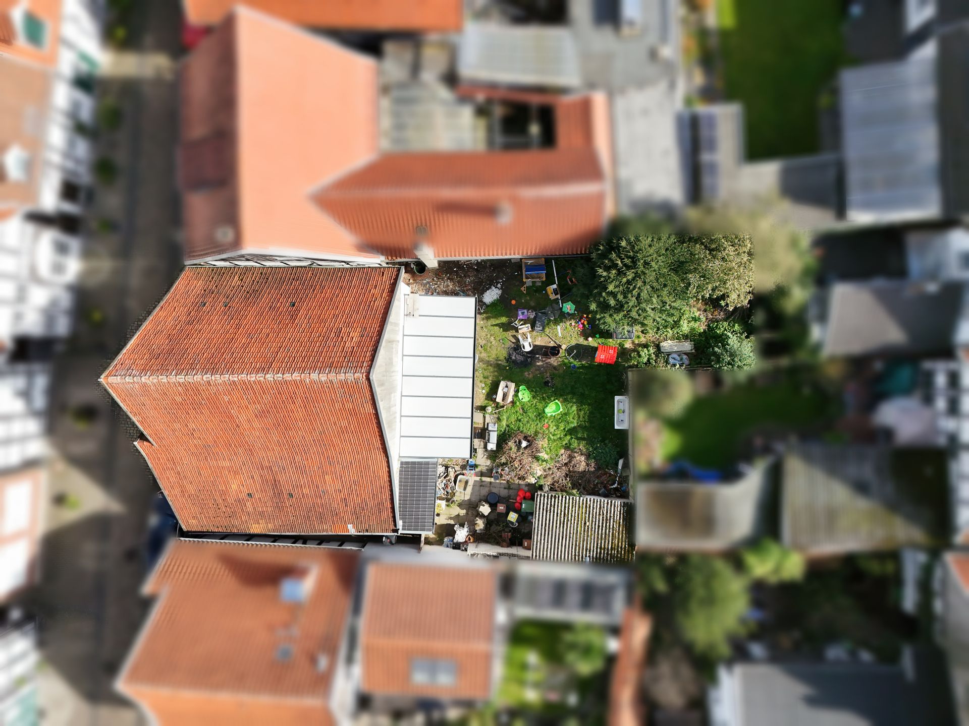 Luftaufnahme eines Wohnhauses mit Garten und überdachter Terrasse.
