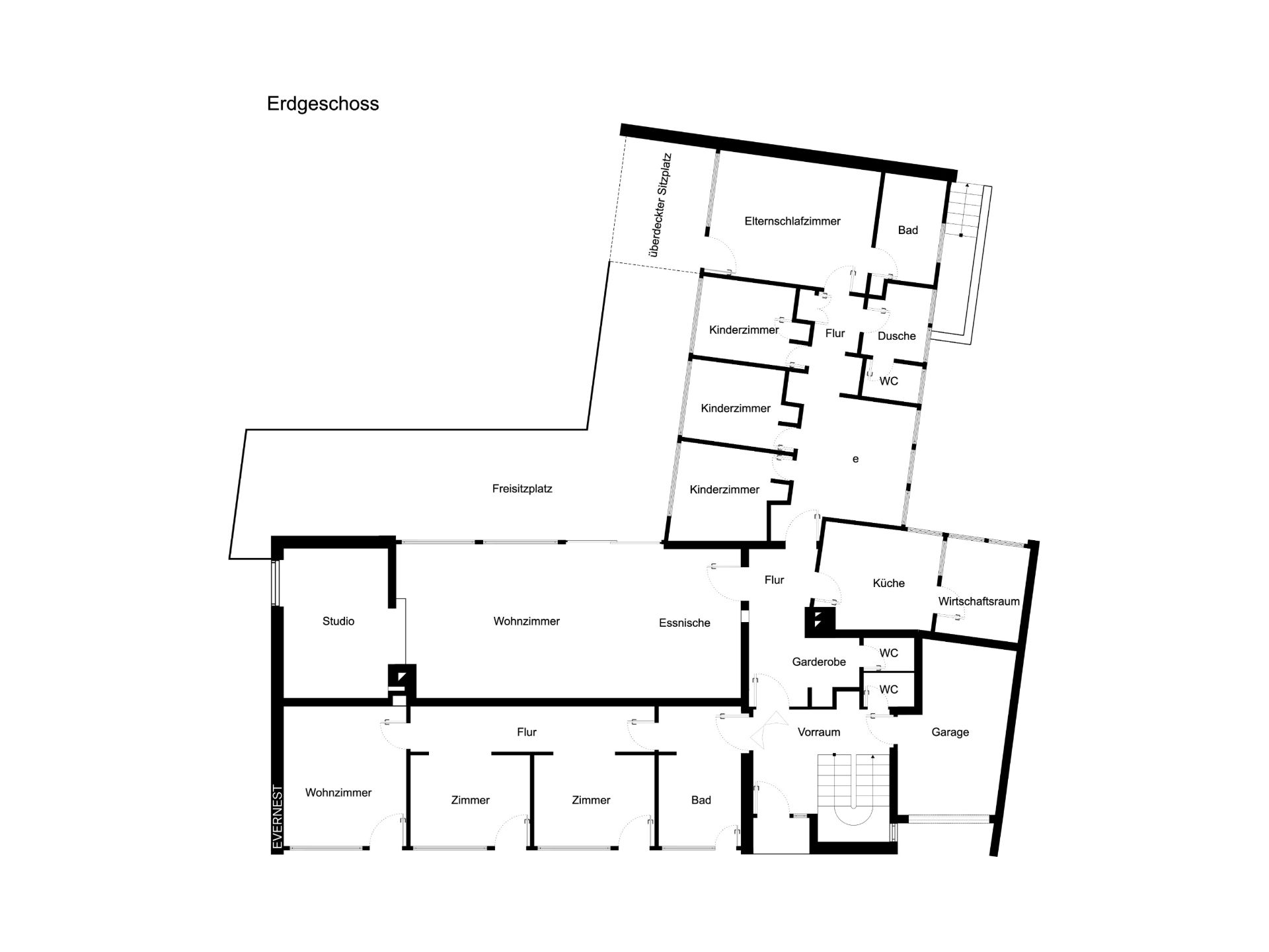 Grundriss des Erdgeschosses eines Hauses mit mehreren Zimmern, Bädern, Wohnzimmer und Garage.