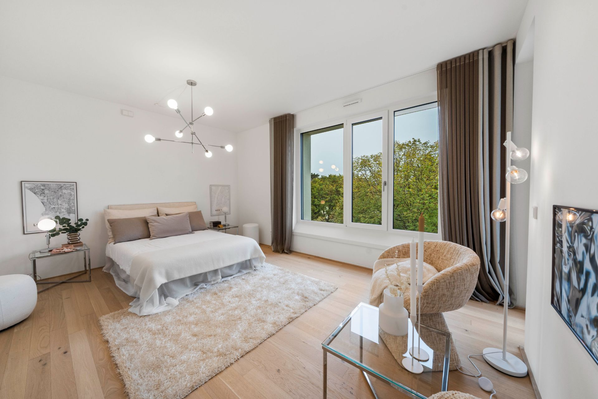 Modernes Schlafzimmer mit Doppelbett, großem Fenster, Teppich und Sitzbereich.