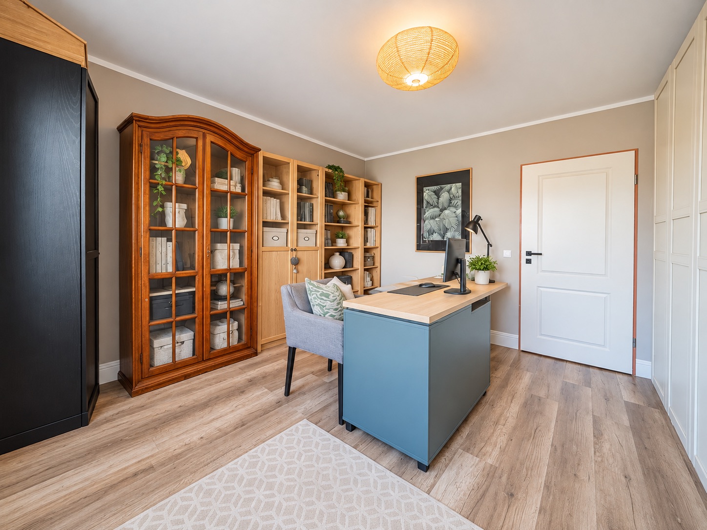 Helles Arbeitszimmer mit Schreibtisch, Regalen, Stuhl und Dekorationen auf Holzfußboden.