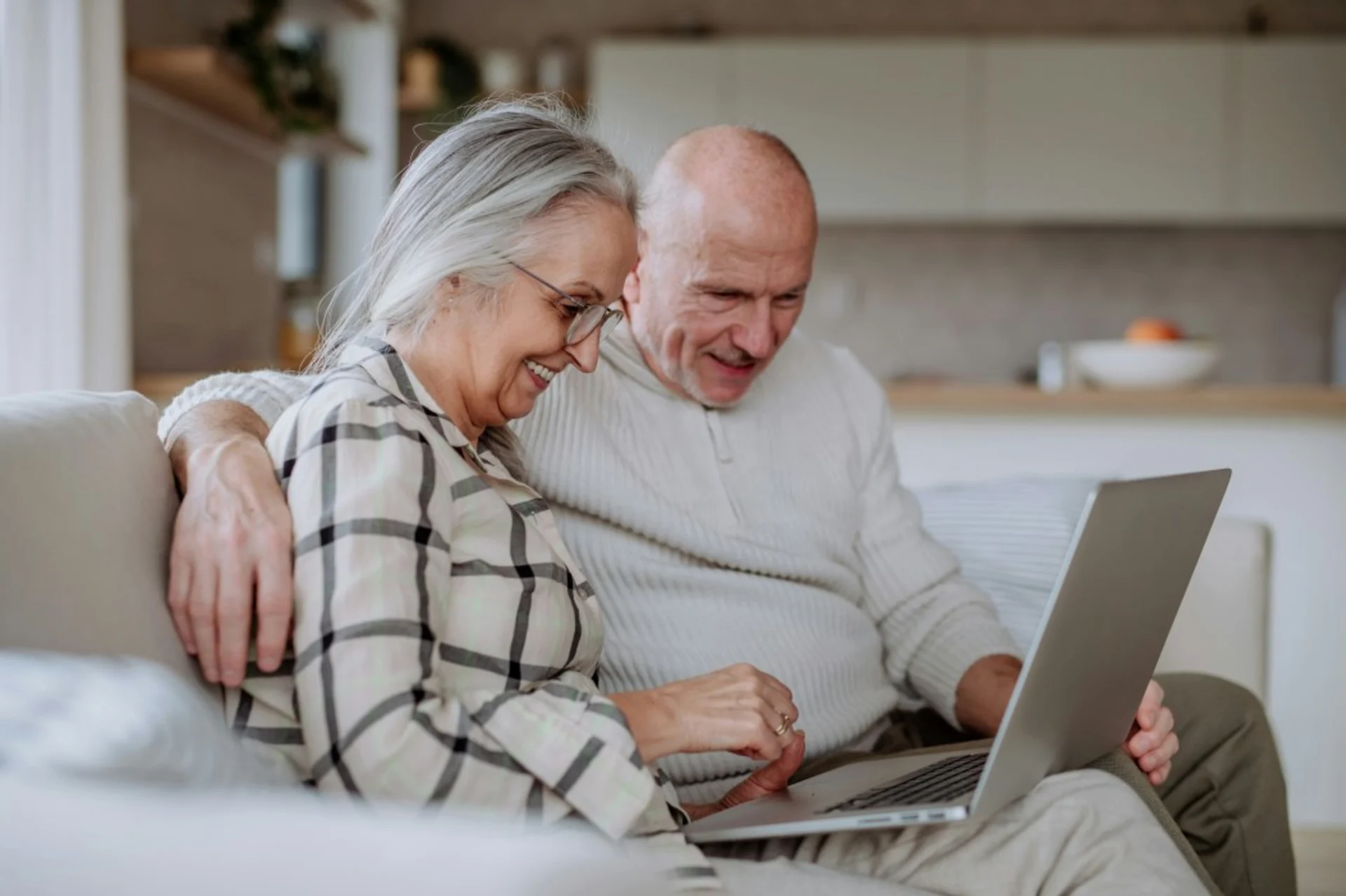 Adultos mayores, dueños de una vivienda y con familia, se preguntan qué hacer con su patrimonio inmobiliario. 