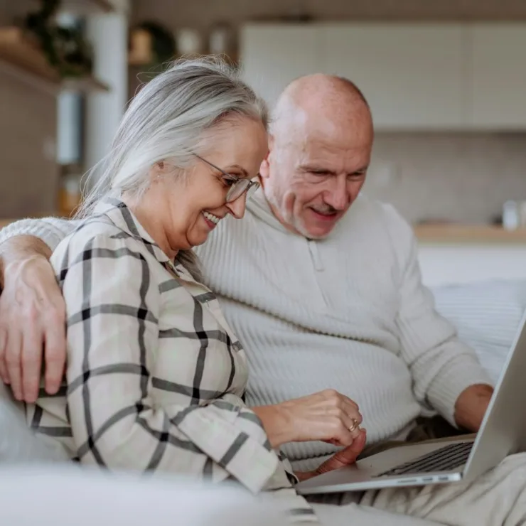 Adultos mayores, dueños de una vivienda y con familia, se preguntan qué hacer con su patrimonio inmobiliario. 