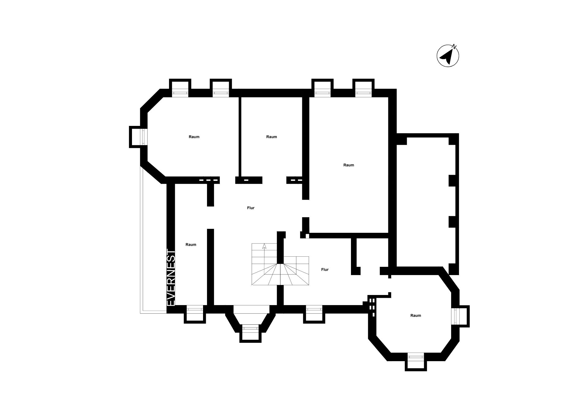 Grundriss eines Wohngebäudes mit mehreren Räumen und Fluren, Treppenhaus zentral.