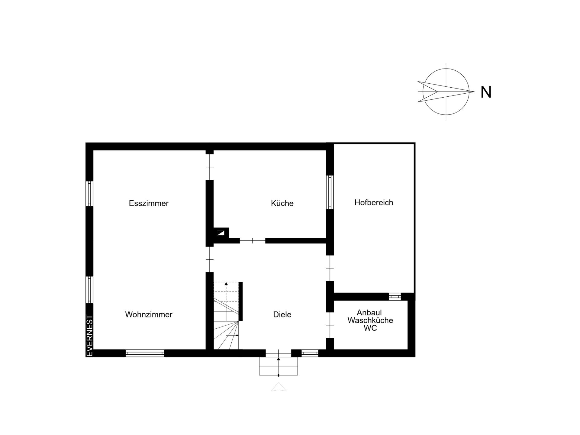 Grundriss mit Wohnzimmer, Esszimmer, Küche, Diele, Hofbereich und Anbau mit Waschküche und WC.