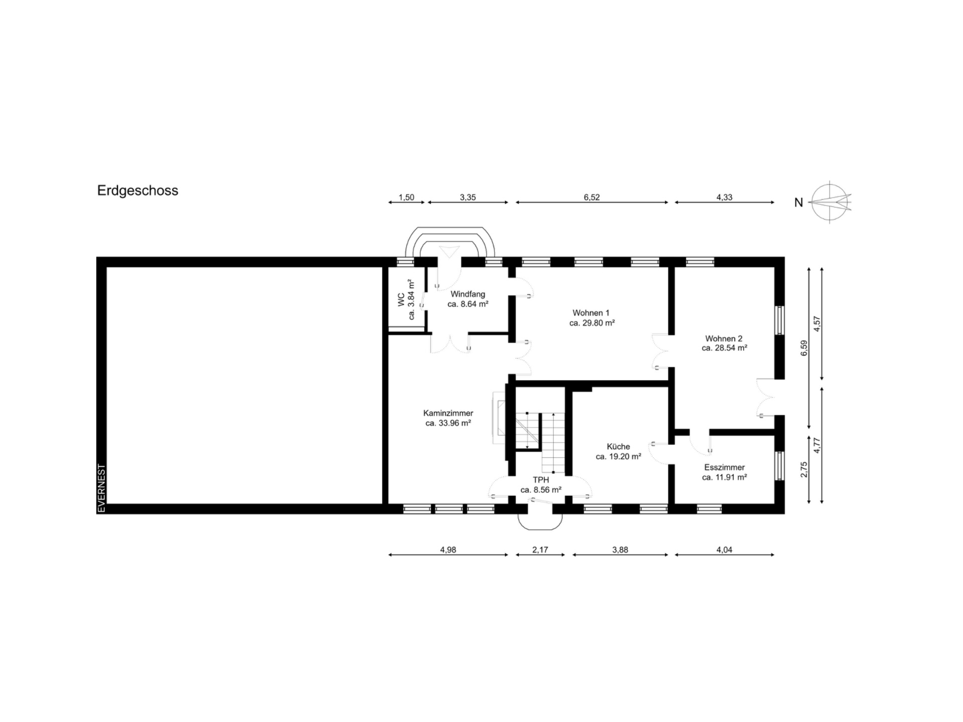 Grundriss des Erdgeschosses mit Kaminzimmer, Küche, Wohnzimmer und WC.