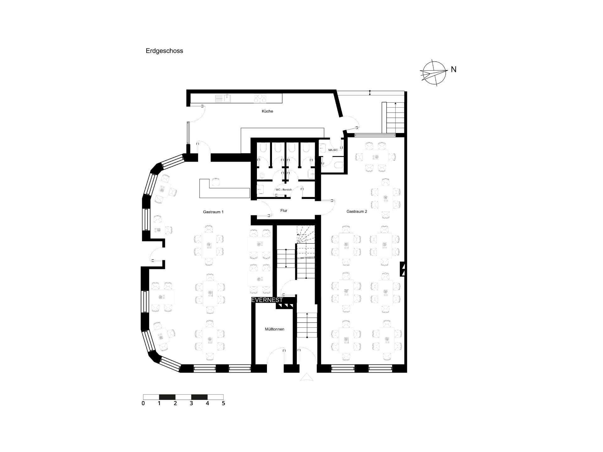 Grundriss des Erdgeschosses mit Küche, zwei großen Räumen und Toiletten.