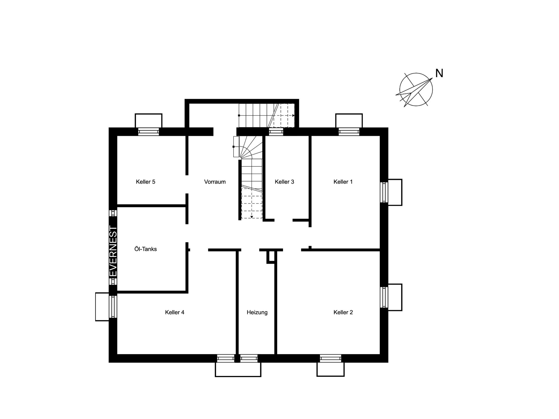 Grundriss eines Kellers mit fünf Kellerräumen, Heizungsraum, Vorrraum und Öltanks.