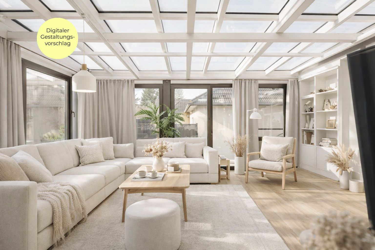 Helles Wohnzimmer mit Glasdecke, weißem Sofa, Sesseln, Couchtisch und Regalwand.