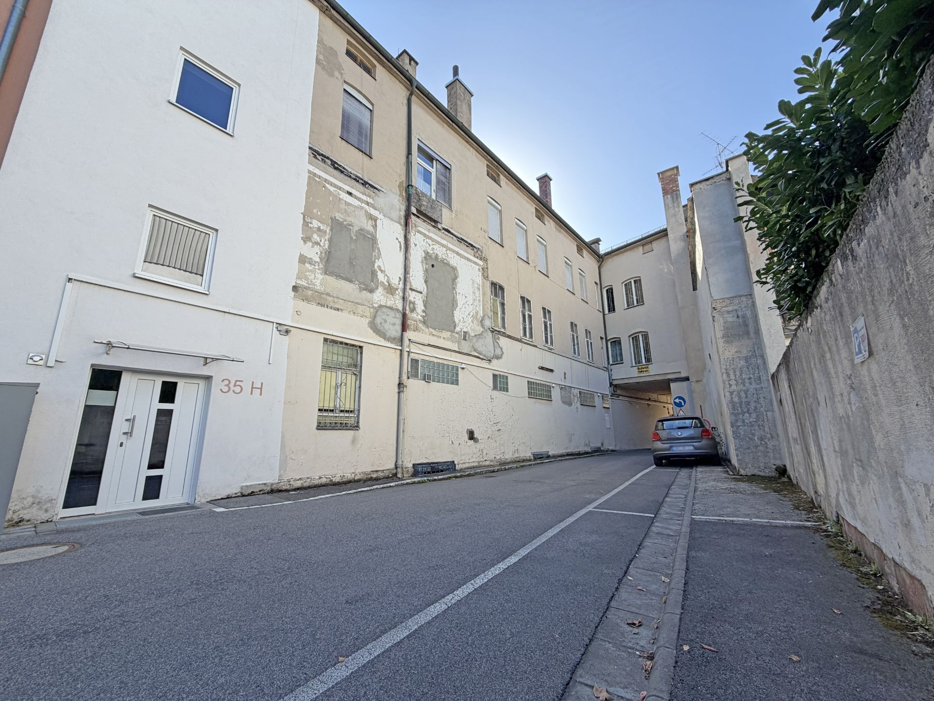 Innenhof mit drei Stellplätzen