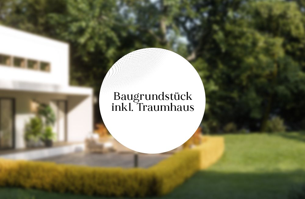 Moderner weißer Wohnhausbau mit Garten und Terrasse im Vordergrund.