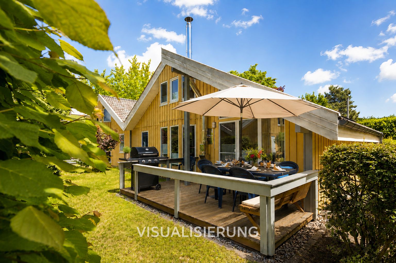 Holzhaus mit Terrasse, großem Sonnenschirm und Grill im Garten bei sonnigem Wetter.