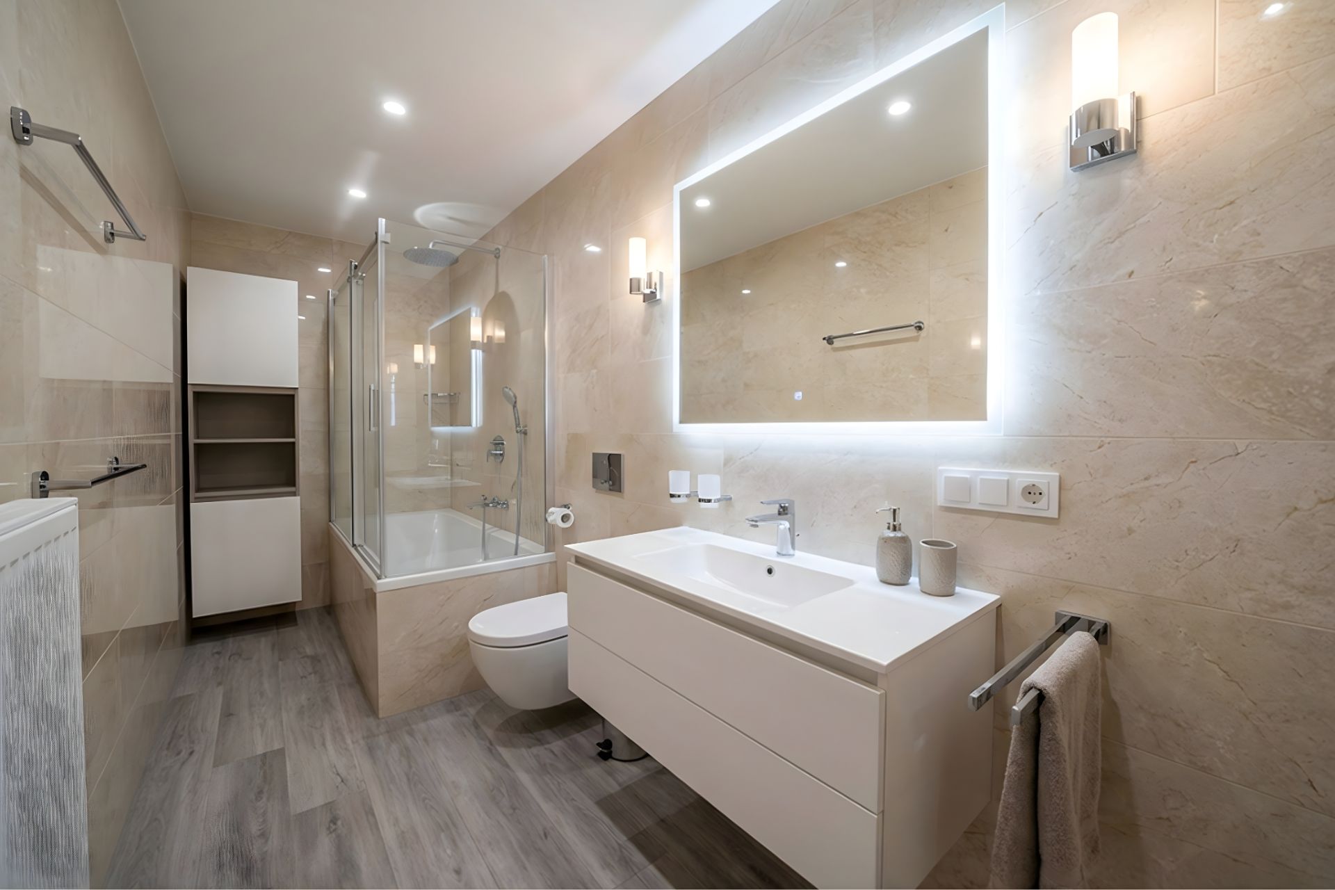 Modernes Badezimmer mit Badewanne, großem Spiegel, Waschbecken und Hängeschränken.