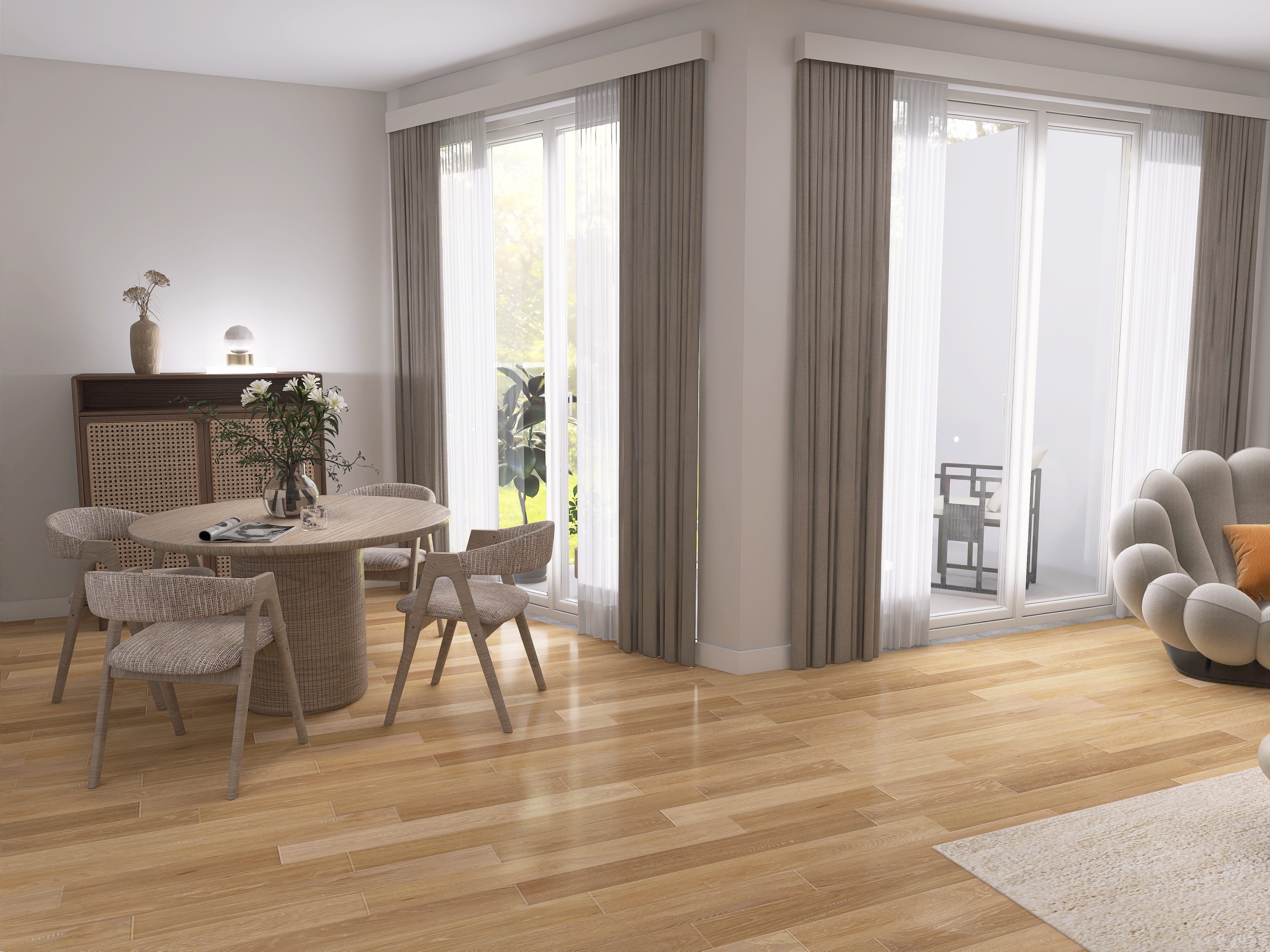 Heller Wohnraum mit rundem Esstisch, vier Stühlen, Sofa und großen Fenstern mit Vorhängen.