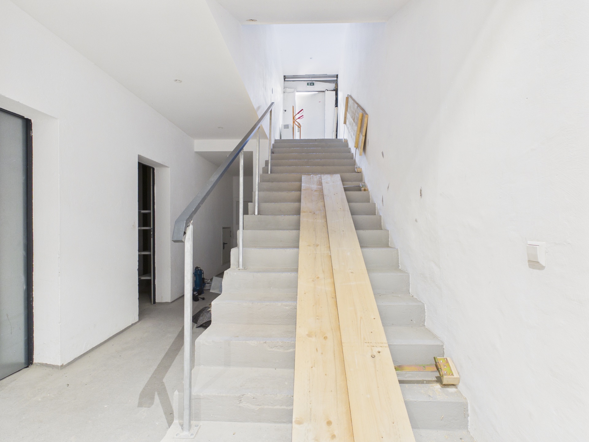 Helle Treppe in einem Wohngebäude mit Holzrampen in der Bauphase.
