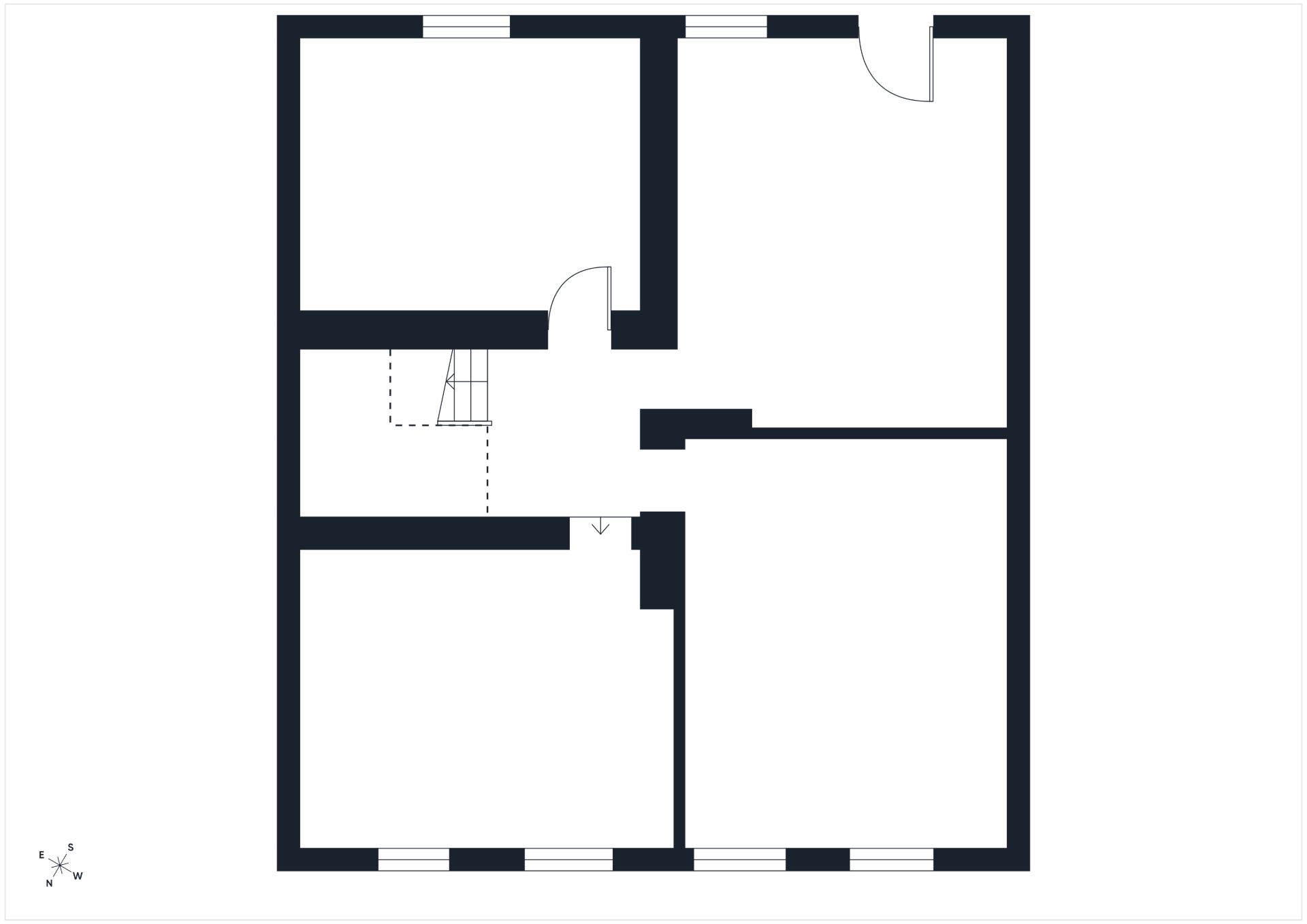 Ein Grundriss mit vier Räumen, einem Flur und einer eingezeichneten Treppe.
