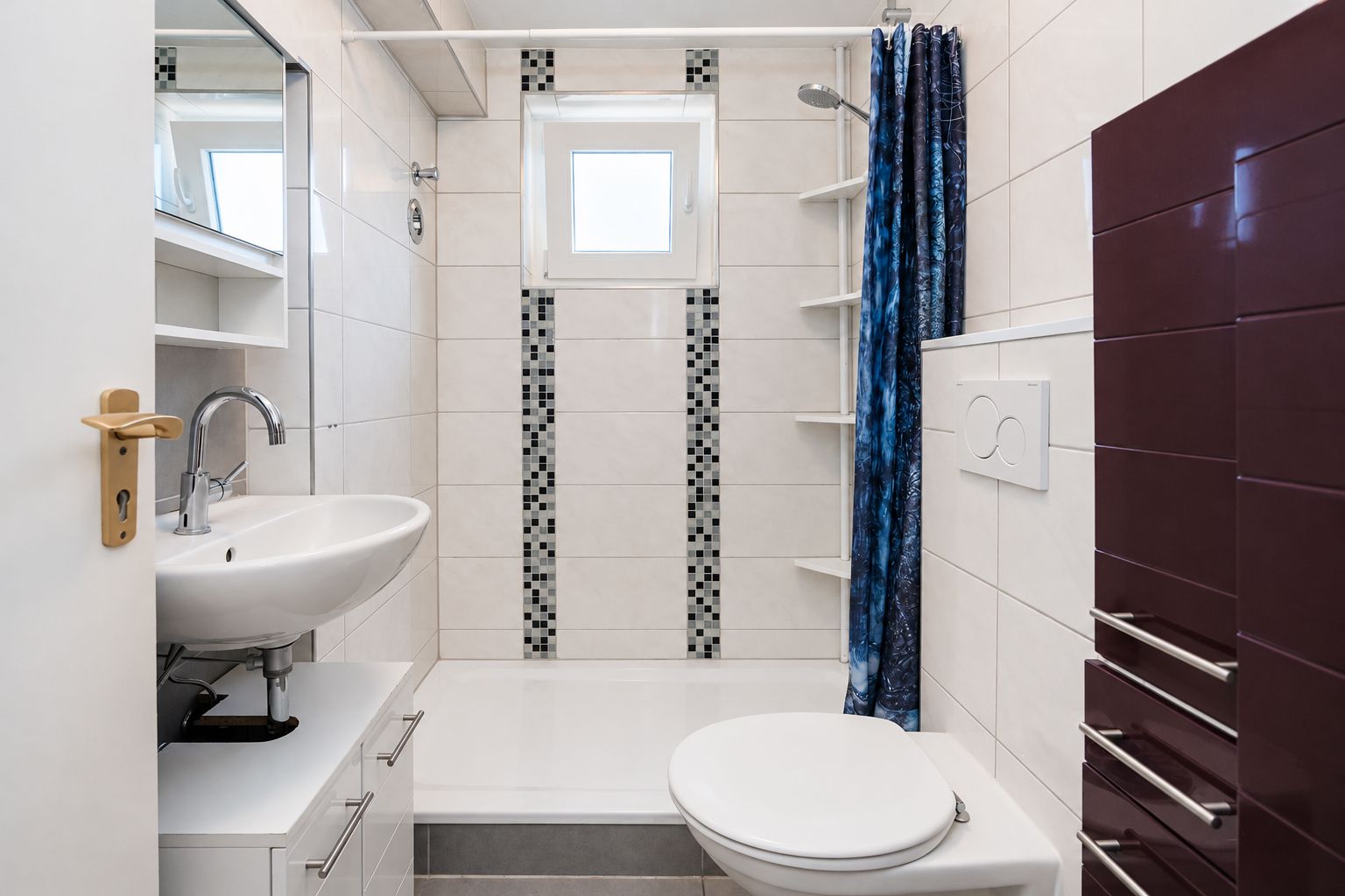 Modernes Badezimmer mit Dusche, Waschbecken, WC und Fenster.