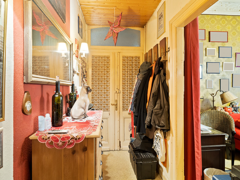 Flur mit Kommode, Spiegel, Jacken an Haken und Deko, leuchtende Sternlampe an der Decke.