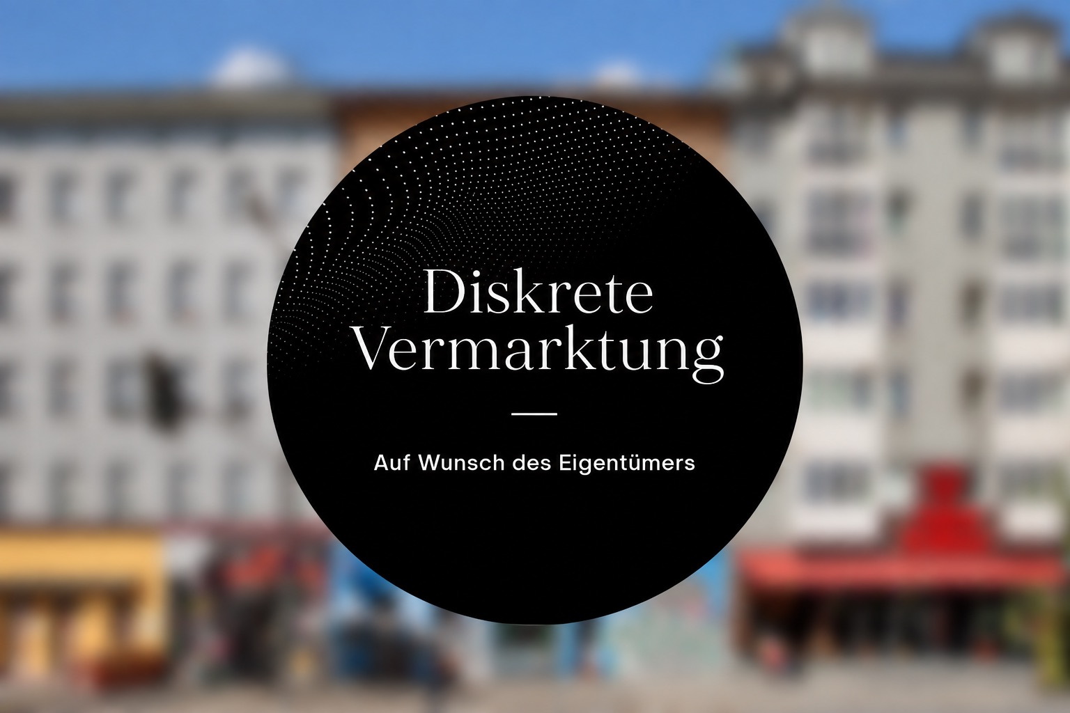 Unscharfes Bild eines Wohngebäudes, Vordergrund mit schwarzem Kreis und Text.