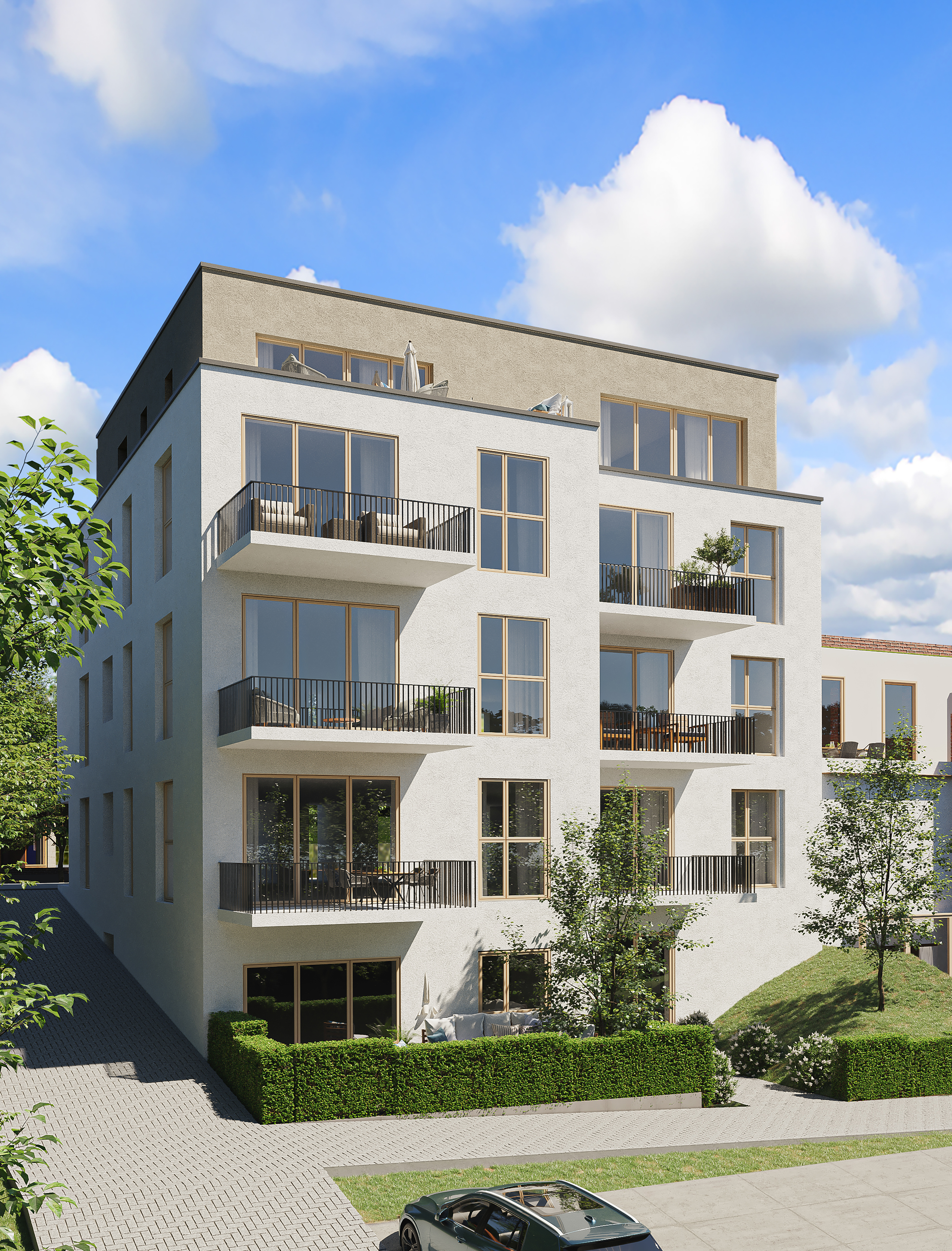 Modernes, weißes Wohngebäude mit Balkonen und großen Fenstern, davor ein Auto und grüne Hecken.