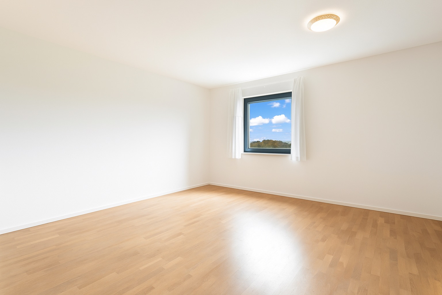 Leerer, heller Raum mit Holzfußboden, weiß gestrichenen Wänden und einem Fenster mit Blick ins Freie.