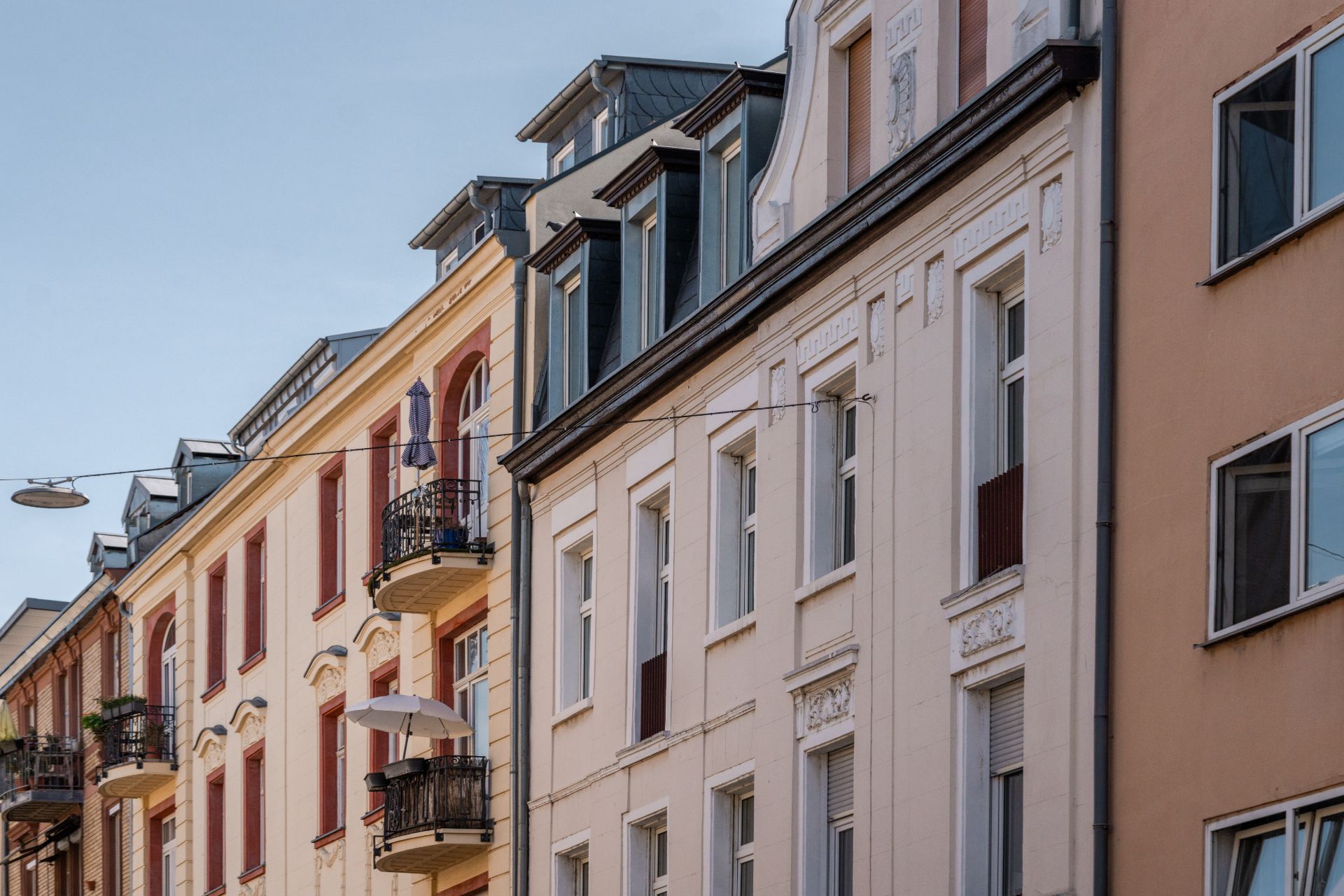 Mehrstöckige Wohngebäude mit Balkonen an der Straßenseite.