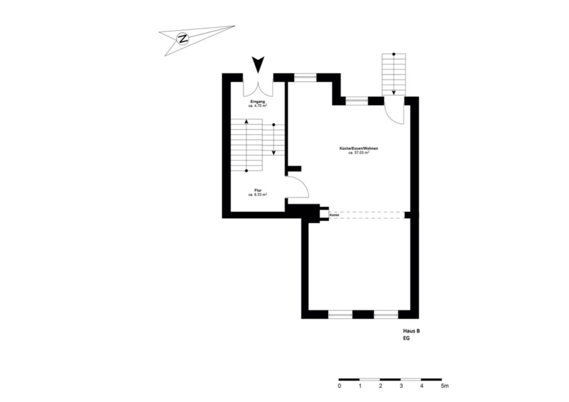 Grundriss eines Erdgeschosses mit Flur, Eingang und großem Wohn- und Essbereich.