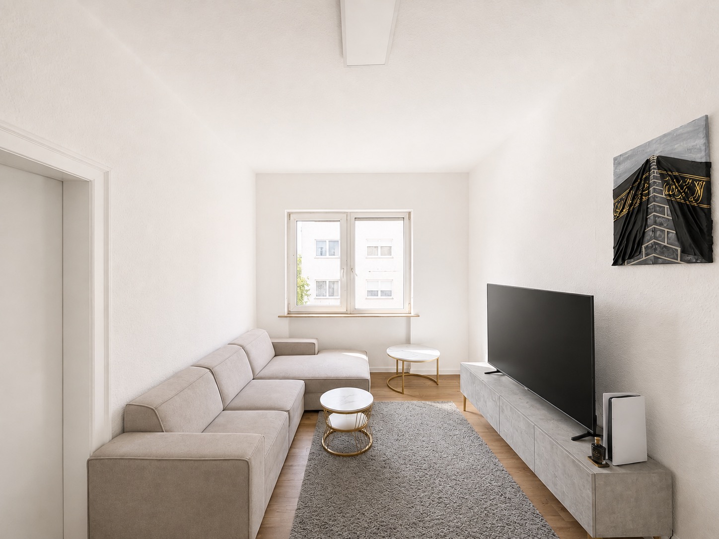 Modernes Wohnzimmer mit Ecksofa, kleinem Tisch, Fernseher, Teppich und zwei Fenstern.