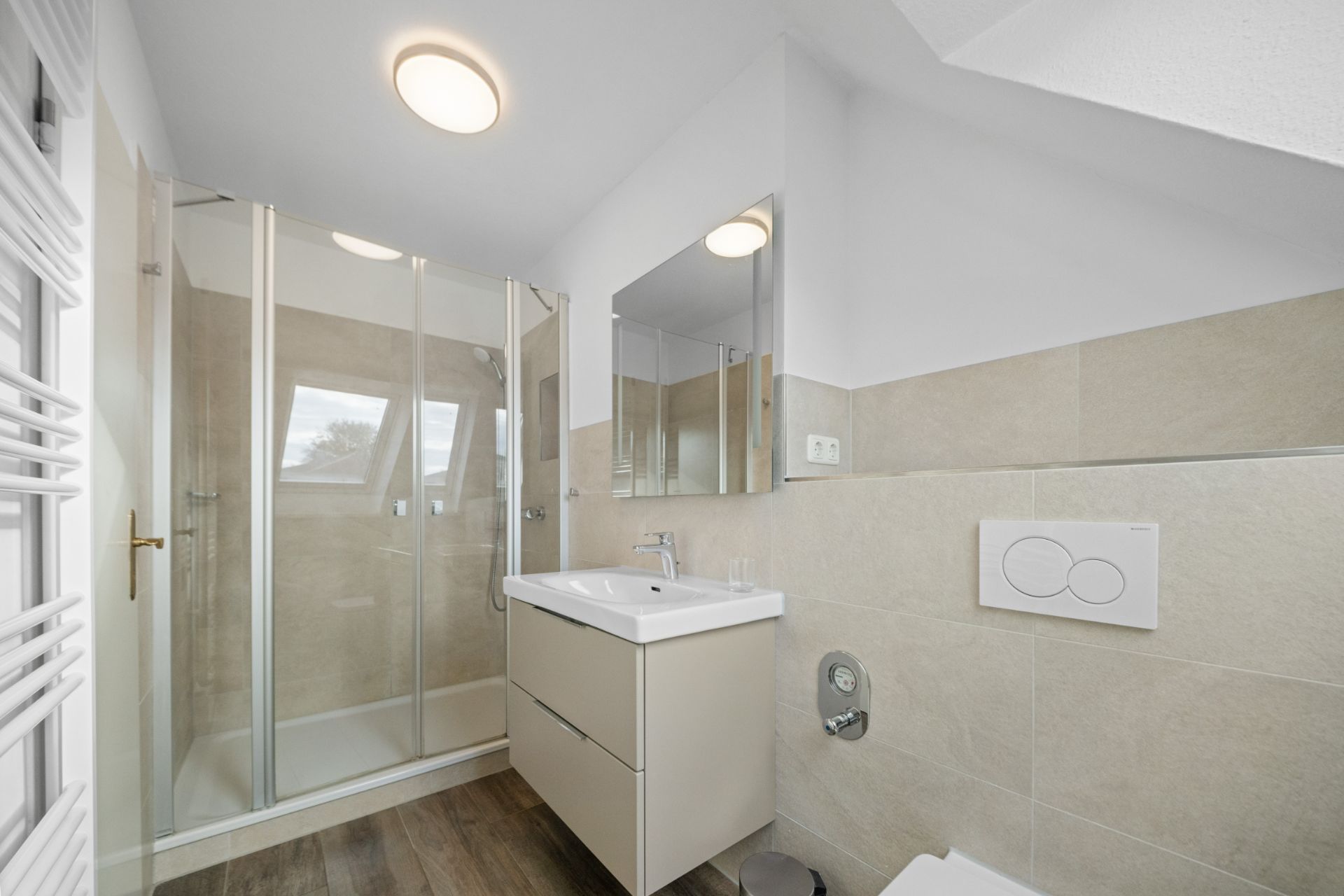 Modernes Badezimmer mit Dusche, Waschbecken, Spiegel und Toilette.