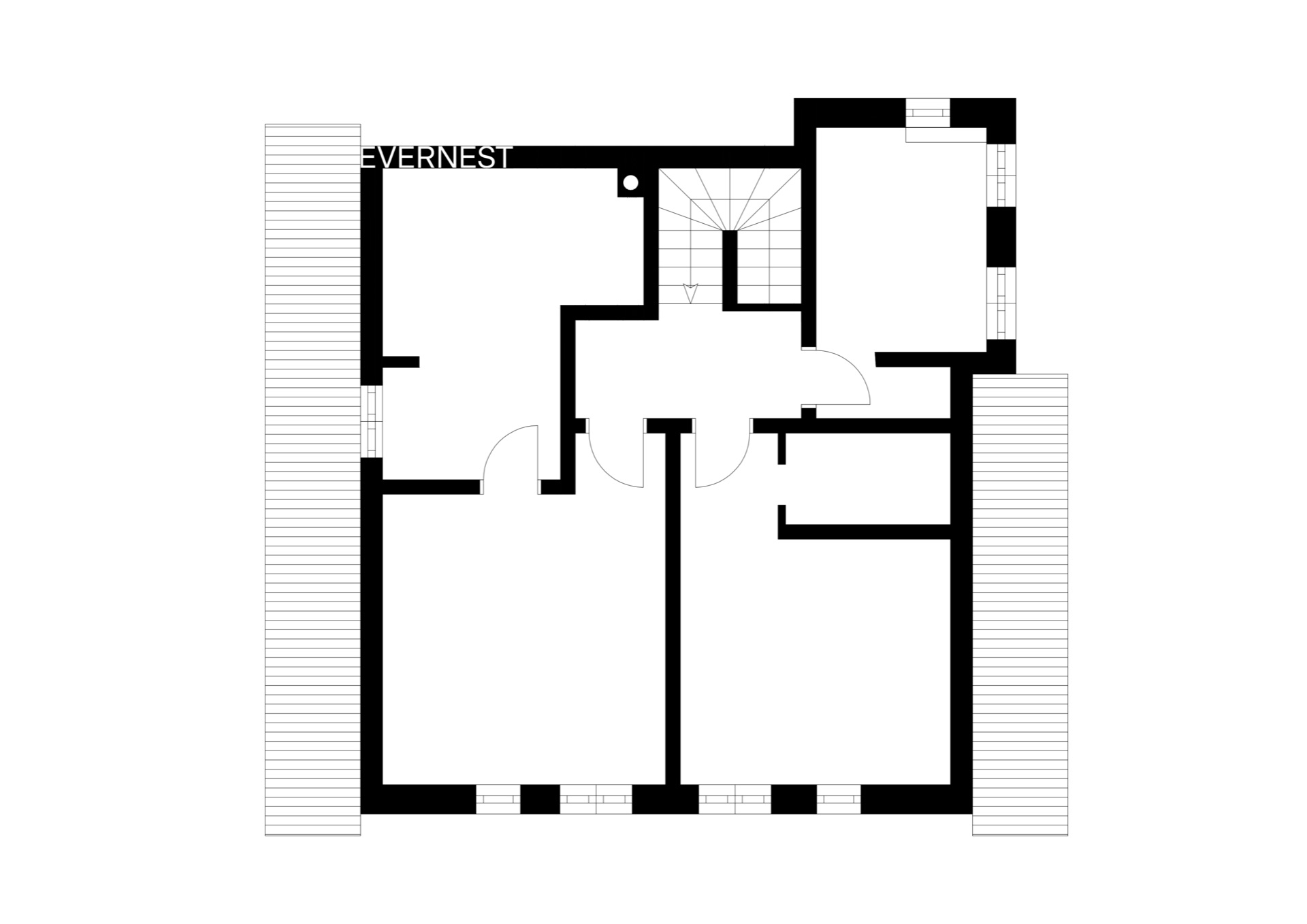 Grundriss eines Wohnhauses mit mehreren Zimmern und zwei Balkonen an den Seiten.