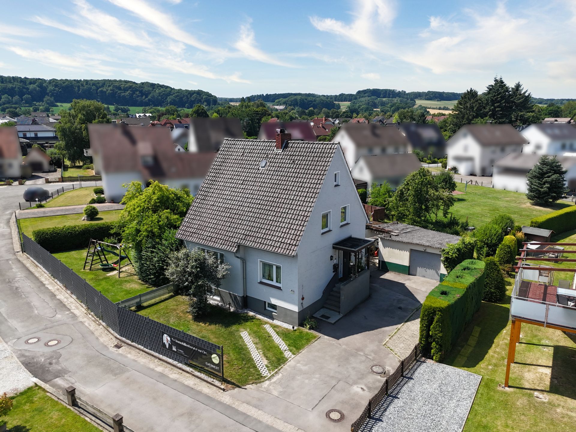Einfamilienhaus mit Garten, Auffahrt und Schaukel in ruhiger Wohngegend.
