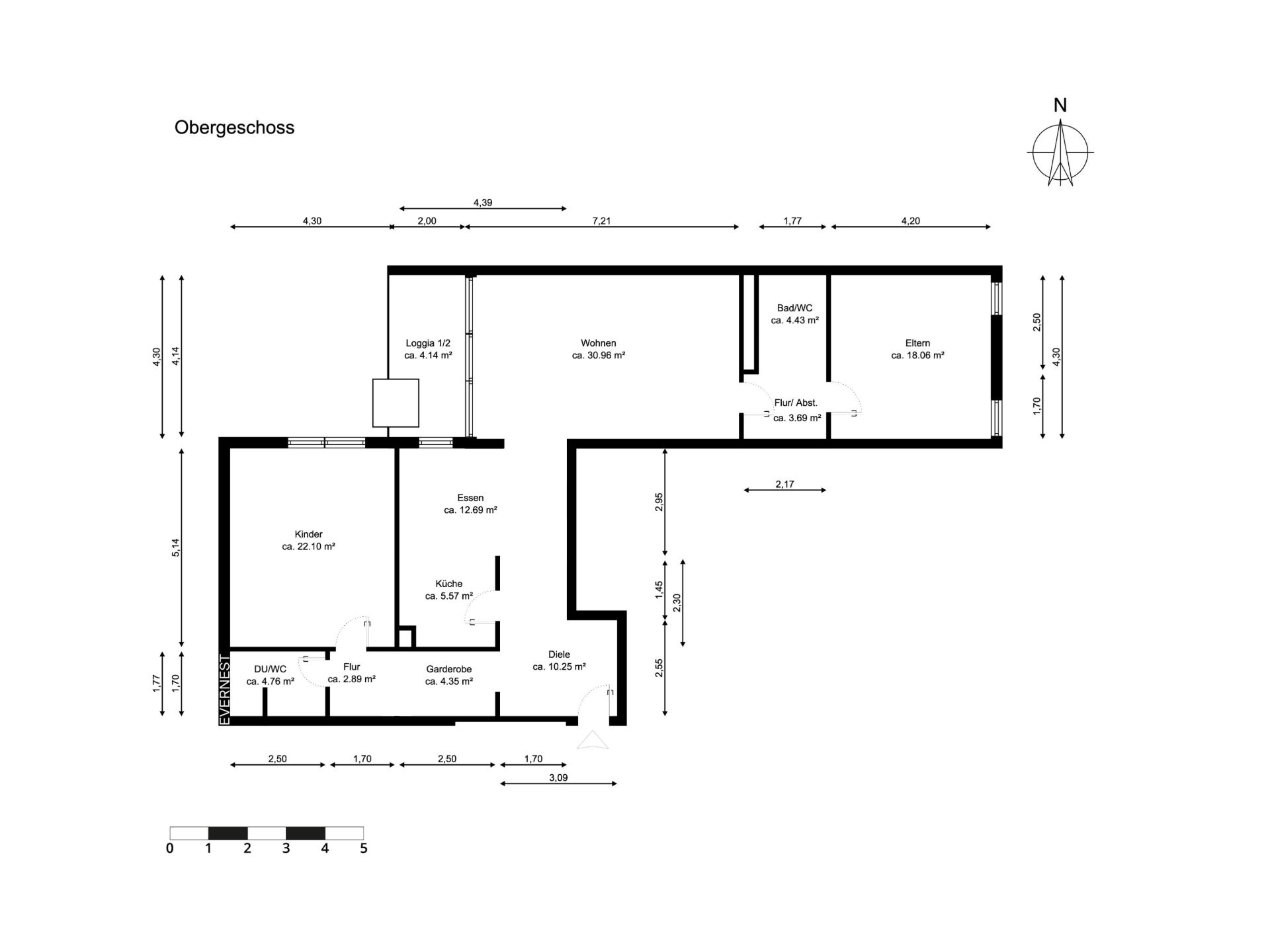 Grundriss eines Obergeschosses mit mehreren Zimmern, Flur, Bad und Loggia, mit Maßangaben.