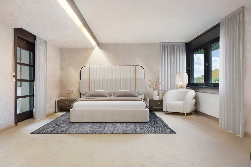 Modernes Schlafzimmer mit großem Bett, Sessel, Nachttischen und Teppich. Helle Vorhänge an Tür und Fenster.