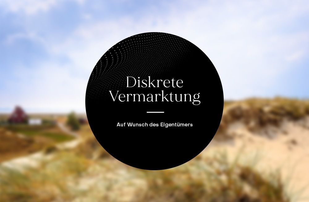 Verschwommene Dünenlandschaft mit großem schwarzen Kreis und Text im Vordergrund.