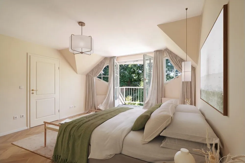 Helles Schlafzimmer mit Doppelbett, großem Fenster und Zugang zu einem kleinen Balkon.