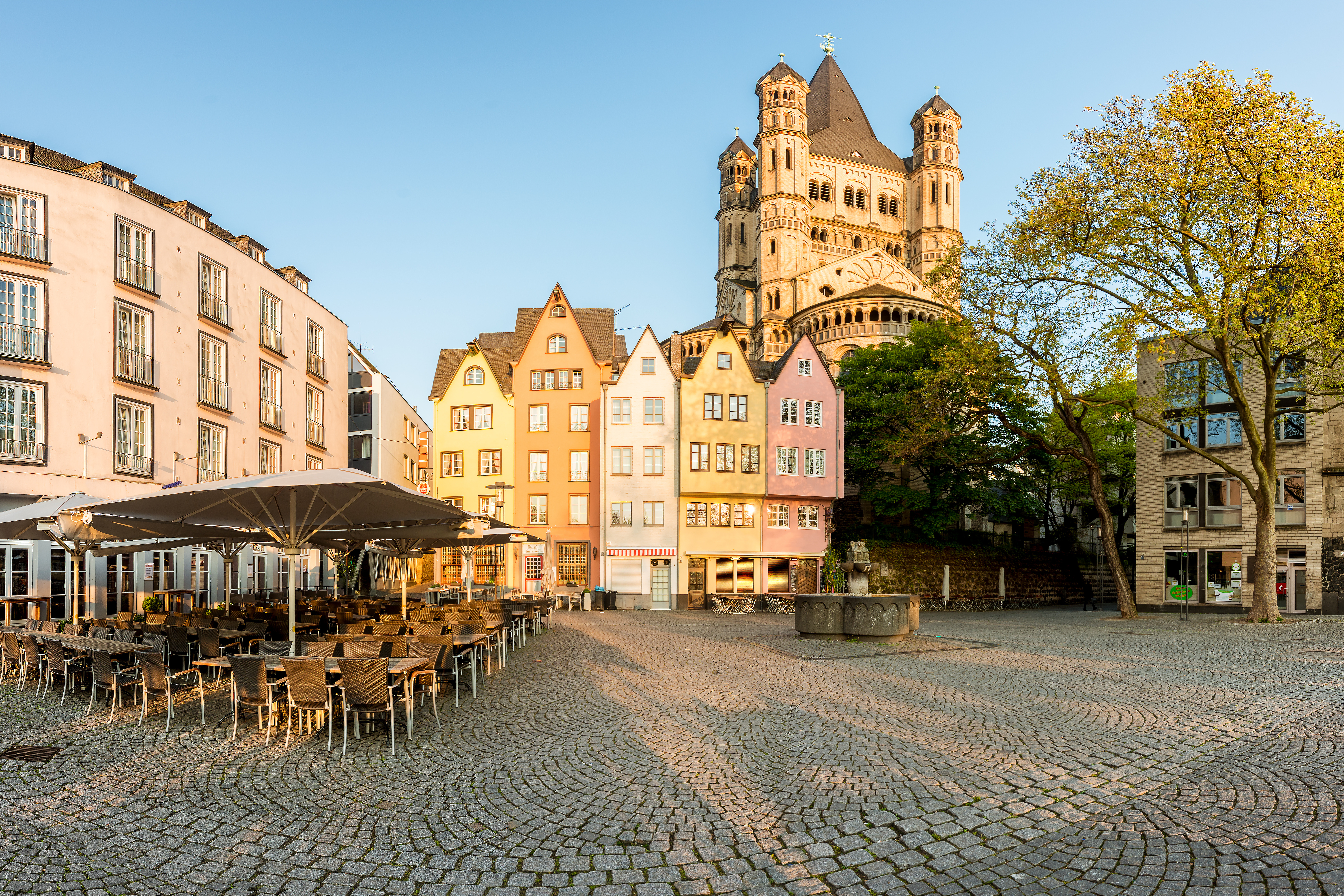 Moderne Wohngebäude am Flussufer mit dem Kölner Dom im Hintergrund.