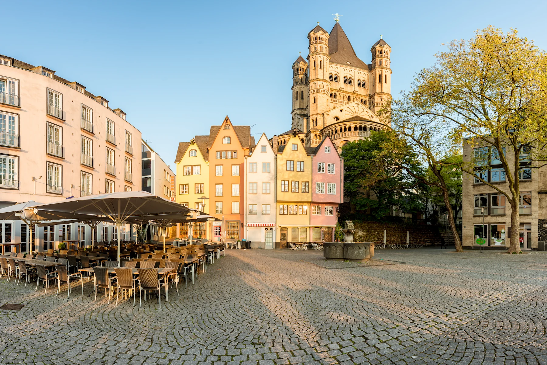 Moderne Wohngebäude am Flussufer mit dem Kölner Dom im Hintergrund.