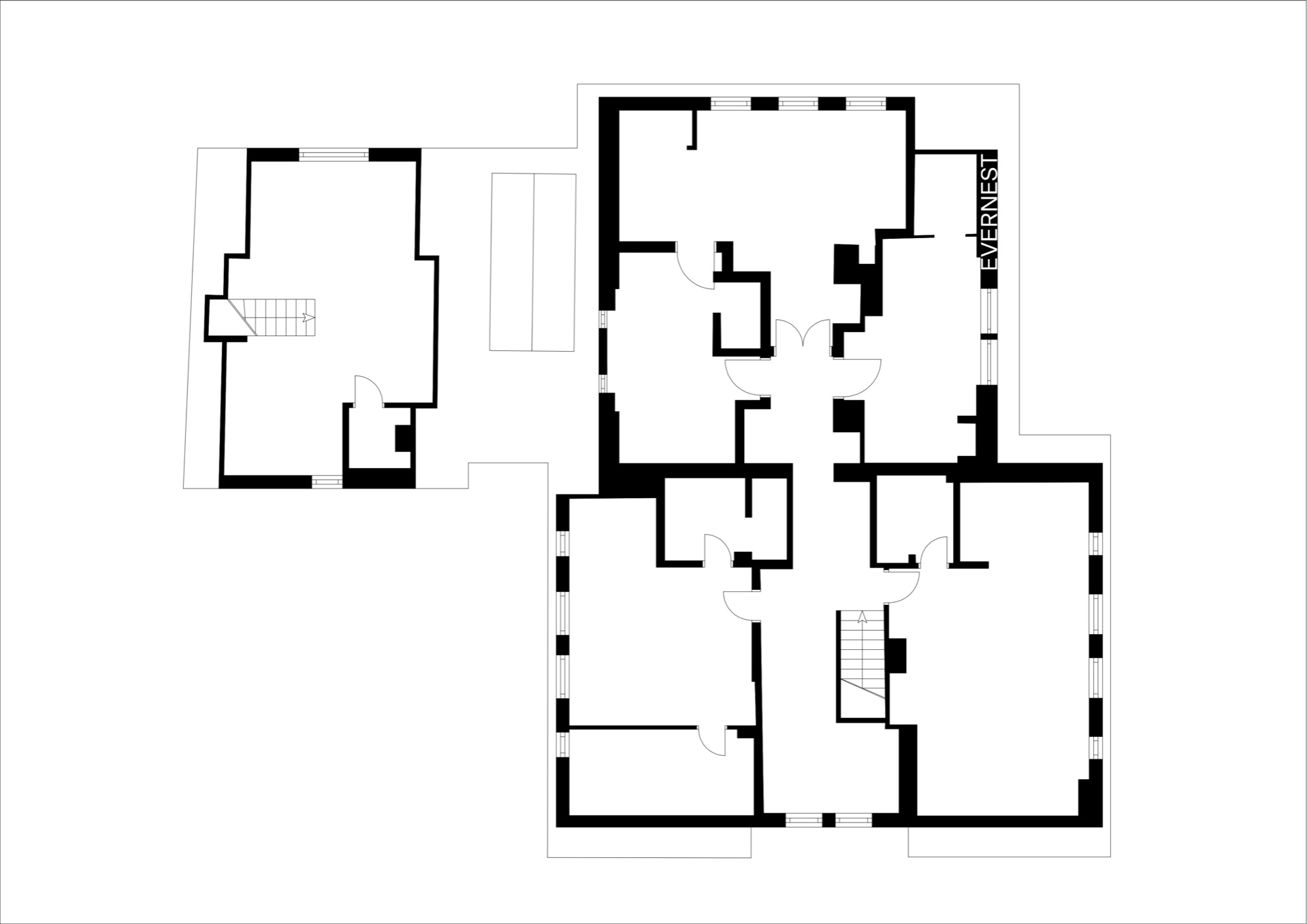Schwarz-weißer Grundriss mit mehreren Zimmern, Türen und einem Treppenhaus.