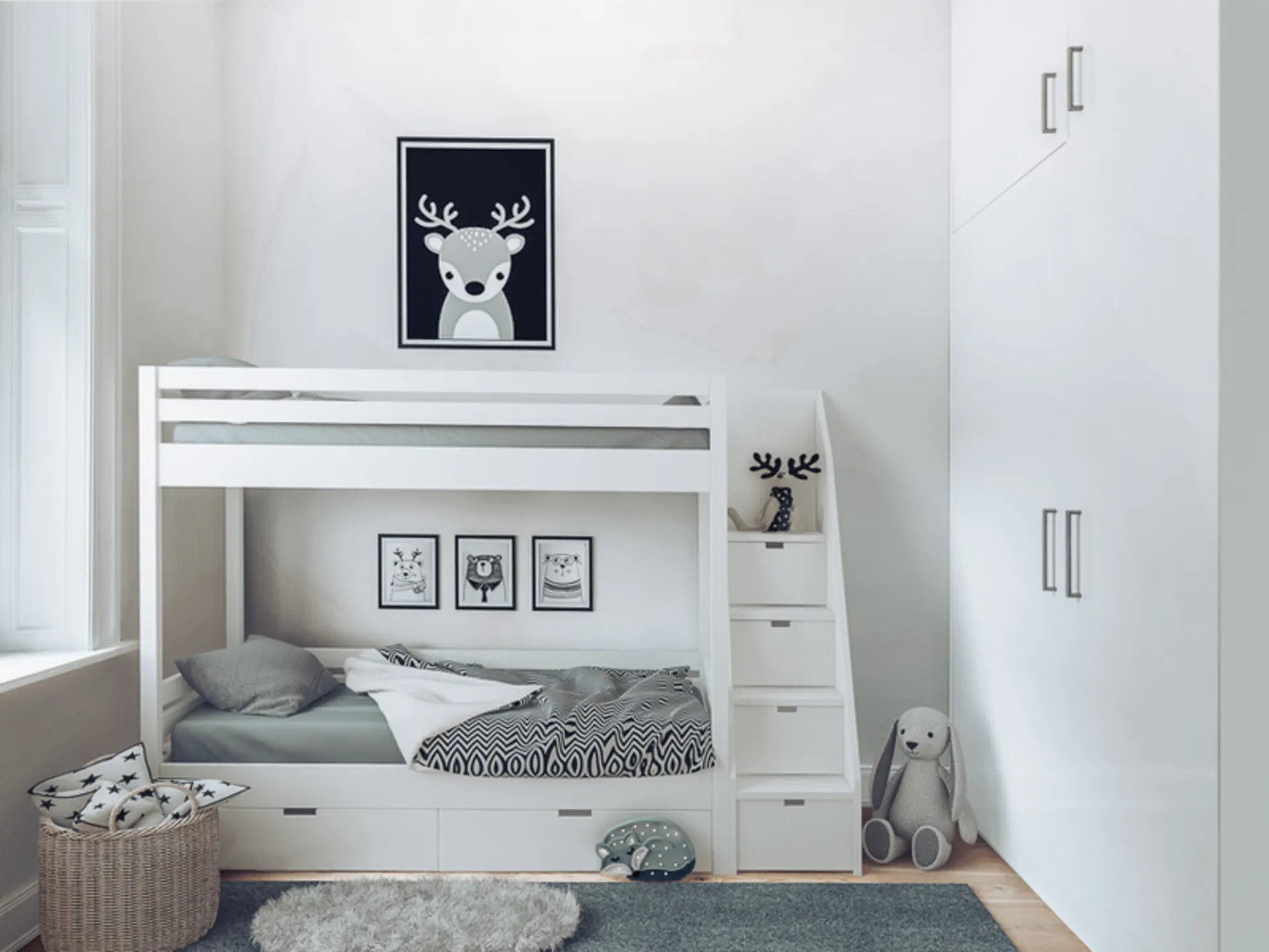 Modernes Kinderzimmer mit weißem Etagenbett, Spielsachen und Wandbildern mit Tieren.