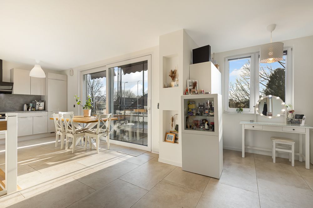 Helle Küche mit Essbereich, Fenster und Schminktisch in modernem Wohnraum.