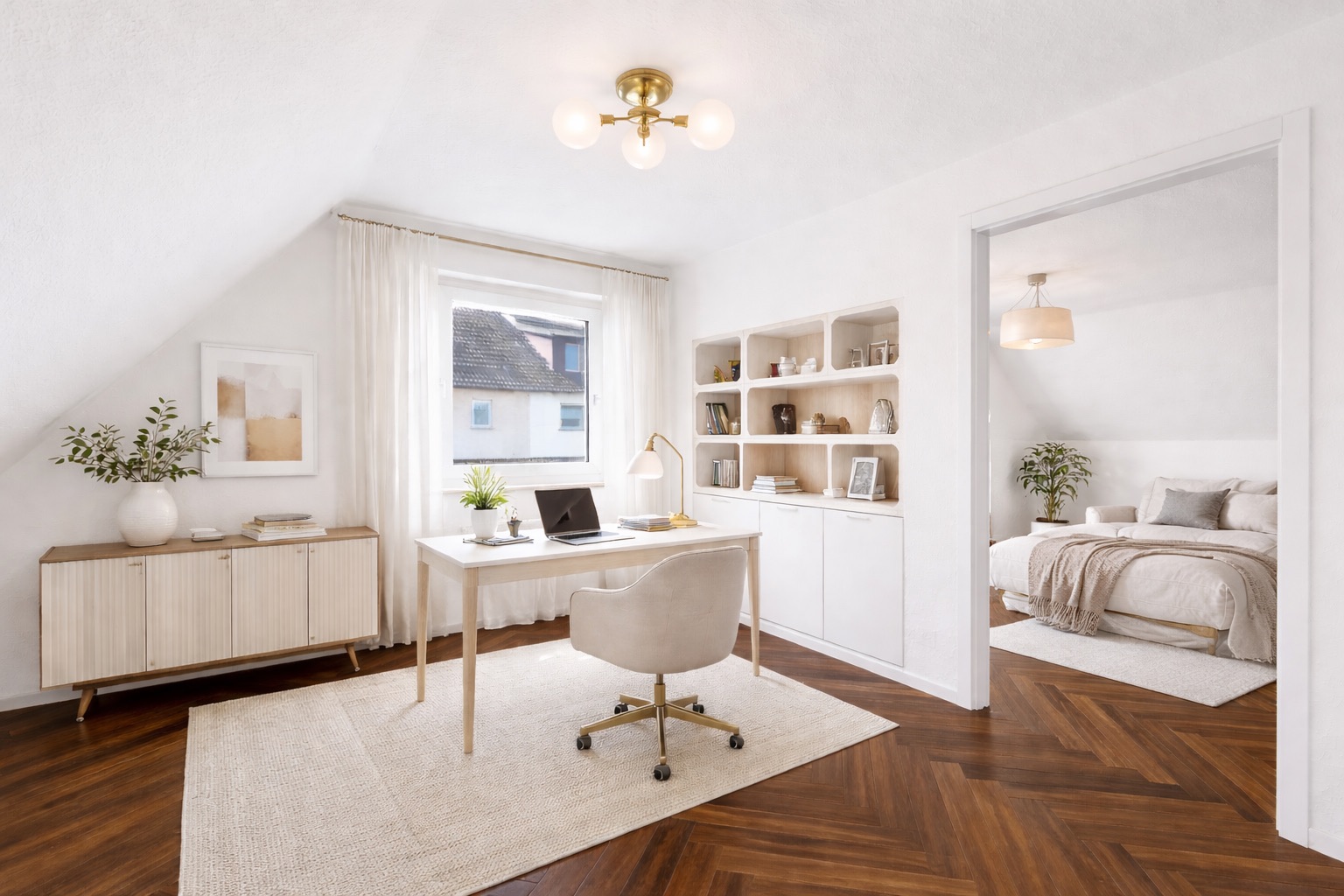 Helles Arbeitszimmer mit Schreibtisch, Regal, Fenster und Blick ins angrenzende Schlafzimmer.